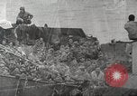 Standbild deutschen Kriegsgefangenen aus der Normandie Atlantik, 1944, aus Sekunde 15 historischem Filmmaterial Videoclip 65675065486