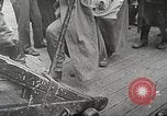 Standbild deutschen Kriegsgefangenen aus der Normandie Atlantik, 1944, aus Sekunde 16 historischem Filmmaterial Videoclip 65675065486