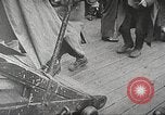 Standbild deutschen Kriegsgefangenen aus der Normandie Atlantik, 1944, aus Sekunde 17 historischem Filmmaterial Videoclip 65675065486