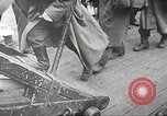 Standbild deutschen Kriegsgefangenen aus der Normandie Atlantik, 1944, aus Sekunde 19 historischem Filmmaterial Videoclip 65675065486