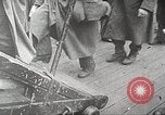 Standbild deutschen Kriegsgefangenen aus der Normandie Atlantik, 1944, aus Sekunde 20 historischem Filmmaterial Videoclip 65675065486