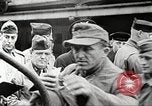 Standbild deutschen Kriegsgefangenen aus der Normandie Atlantik, 1944, aus Sekunde 21 historischem Filmmaterial Videoclip 65675065486