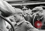 Standbild deutschen Kriegsgefangenen aus der Normandie Atlantik, 1944, aus Sekunde 22 historischem Filmmaterial Videoclip 65675065486