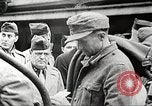 Standbild deutschen Kriegsgefangenen aus der Normandie Atlantik, 1944, aus Sekunde 23 historischem Filmmaterial Videoclip 65675065486