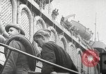 Standbild deutschen Kriegsgefangenen aus der Normandie Atlantik, 1944, aus Sekunde 25 historischem Filmmaterial Videoclip 65675065486