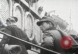 Standbild deutschen Kriegsgefangenen aus der Normandie Atlantik, 1944, aus Sekunde 26 historischem Filmmaterial Videoclip 65675065486
