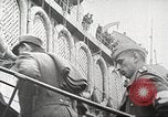 Standbild deutschen Kriegsgefangenen aus der Normandie Atlantik, 1944, aus Sekunde 27 historischem Filmmaterial Videoclip 65675065486