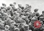 Standbild deutschen Kriegsgefangenen aus der Normandie Atlantik, 1944, aus Sekunde 33 historischem Filmmaterial Videoclip 65675065486