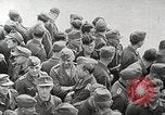 Standbild deutschen Kriegsgefangenen aus der Normandie Atlantik, 1944, aus Sekunde 35 historischem Filmmaterial Videoclip 65675065486