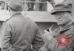 Standbild deutschen Kriegsgefangenen aus der Normandie Atlantik, 1944, aus Sekunde 36 historischem Filmmaterial Videoclip 65675065486