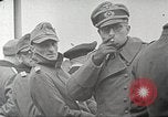 Standbild deutschen Kriegsgefangenen aus der Normandie Atlantik, 1944, aus Sekunde 39 historischem Filmmaterial Videoclip 65675065486