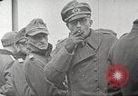 Standbild deutschen Kriegsgefangenen aus der Normandie Atlantik, 1944, aus Sekunde 40 historischem Filmmaterial Videoclip 65675065486