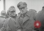 Standbild deutschen Kriegsgefangenen aus der Normandie Atlantik, 1944, aus Sekunde 41 historischem Filmmaterial Videoclip 65675065486
