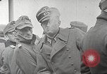Standbild deutschen Kriegsgefangenen aus der Normandie Atlantik, 1944, aus Sekunde 42 historischem Filmmaterial Videoclip 65675065486
