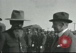 Standbild Botschafter Henry P Fletcher kommt in Mexiko Laredo Mexiko, 1917, aus Sekunde 32 historischem Filmmaterial Videoclip 65675065544