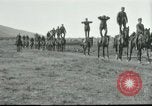 Standbild griechische Soldaten Athen Griechenland, 1915, aus Sekunde 3 historischem Filmmaterial Videoclip 65675065545