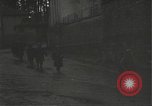 Immagine di Japanese-American fanti mobile attraverso una città Bruyeres Francia, 1944, secondo 3 filmato di repertorio 65675065584