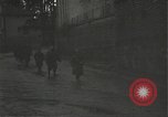 Immagine di Japanese-American fanti mobile attraverso una città Bruyeres Francia, 1944, secondo 4 filmato di repertorio 65675065584