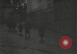 Immagine di Japanese-American fanti mobile attraverso una città Bruyeres Francia, 1944, secondo 5 filmato di repertorio 65675065584