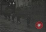Immagine di Japanese-American fanti mobile attraverso una città Bruyeres Francia, 1944, secondo 6 filmato di repertorio 65675065584