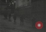Immagine di Japanese-American fanti mobile attraverso una città Bruyeres Francia, 1944, secondo 7 filmato di repertorio 65675065584