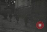 Immagine di Japanese-American fanti mobile attraverso una città Bruyeres Francia, 1944, secondo 8 filmato di repertorio 65675065584