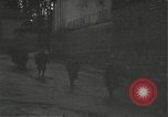 Immagine di Japanese-American fanti mobile attraverso una città Bruyeres Francia, 1944, secondo 9 filmato di repertorio 65675065584