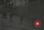 Immagine di Japanese-American fanti mobile attraverso una città Bruyeres Francia, 1944, secondo 10 filmato di repertorio 65675065584