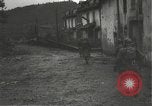 Immagine di Japanese-American fanti mobile attraverso una città Bruyeres Francia, 1944, secondo 11 filmato di repertorio 65675065584