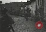 Immagine di Japanese-American fanti mobile attraverso una città Bruyeres Francia, 1944, secondo 12 filmato di repertorio 65675065584