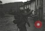Immagine di Japanese-American fanti mobile attraverso una città Bruyeres Francia, 1944, secondo 14 filmato di repertorio 65675065584
