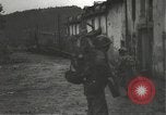Immagine di Japanese-American fanti mobile attraverso una città Bruyeres Francia, 1944, secondo 16 filmato di repertorio 65675065584