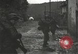 Immagine di Japanese-American fanti mobile attraverso una città Bruyeres Francia, 1944, secondo 17 filmato di repertorio 65675065584