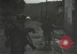 Immagine di Japanese-American fanti mobile attraverso una città Bruyeres Francia, 1944, secondo 18 filmato di repertorio 65675065584