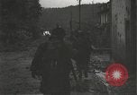 Immagine di Japanese-American fanti mobile attraverso una città Bruyeres Francia, 1944, secondo 19 filmato di repertorio 65675065584