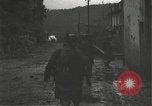 Immagine di Japanese-American fanti mobile attraverso una città Bruyeres Francia, 1944, secondo 20 filmato di repertorio 65675065584