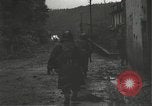 Immagine di Japanese-American fanti mobile attraverso una città Bruyeres Francia, 1944, secondo 21 filmato di repertorio 65675065584