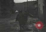 Immagine di Japanese-American fanti mobile attraverso una città Bruyeres Francia, 1944, secondo 22 filmato di repertorio 65675065584