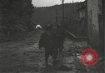 Immagine di Japanese-American fanti mobile attraverso una città Bruyeres Francia, 1944, secondo 23 filmato di repertorio 65675065584