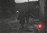 Immagine di Japanese-American fanti mobile attraverso una città Bruyeres Francia, 1944, secondo 24 filmato di repertorio 65675065584