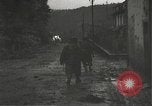 Immagine di Japanese-American fanti mobile attraverso una città Bruyeres Francia, 1944, secondo 25 filmato di repertorio 65675065584