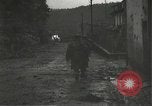 Immagine di Japanese-American fanti mobile attraverso una città Bruyeres Francia, 1944, secondo 26 filmato di repertorio 65675065584