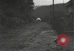 Immagine di Japanese-American fanti mobile attraverso una città Bruyeres Francia, 1944, secondo 27 filmato di repertorio 65675065584