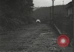 Immagine di Japanese-American fanti mobile attraverso una città Bruyeres Francia, 1944, secondo 28 filmato di repertorio 65675065584