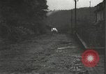 Immagine di Japanese-American fanti mobile attraverso una città Bruyeres Francia, 1944, secondo 29 filmato di repertorio 65675065584