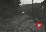 Immagine di Japanese-American fanti mobile attraverso una città Bruyeres Francia, 1944, secondo 30 filmato di repertorio 65675065584
