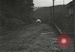 Immagine di Japanese-American fanti mobile attraverso una città Bruyeres Francia, 1944, secondo 31 filmato di repertorio 65675065584