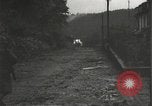Immagine di Japanese-American fanti mobile attraverso una città Bruyeres Francia, 1944, secondo 34 filmato di repertorio 65675065584