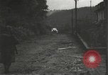 Immagine di Japanese-American fanti mobile attraverso una città Bruyeres Francia, 1944, secondo 35 filmato di repertorio 65675065584