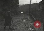 Immagine di Japanese-American fanti mobile attraverso una città Bruyeres Francia, 1944, secondo 36 filmato di repertorio 65675065584